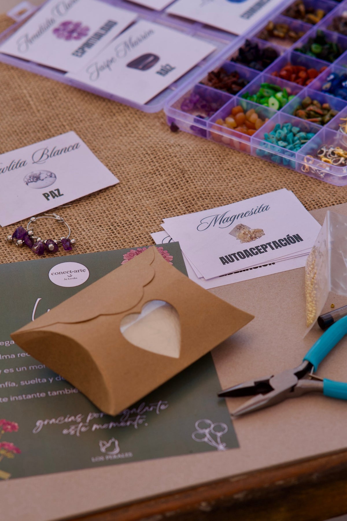 Kit del taller conect-arte by Leruba con piedras y herramientas