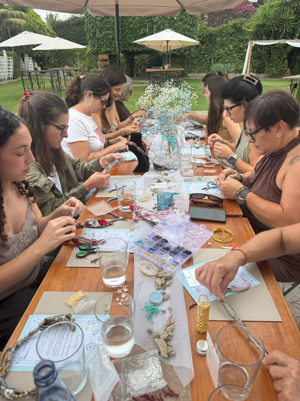 Grupo creando sus joyas en un taller de Leruba