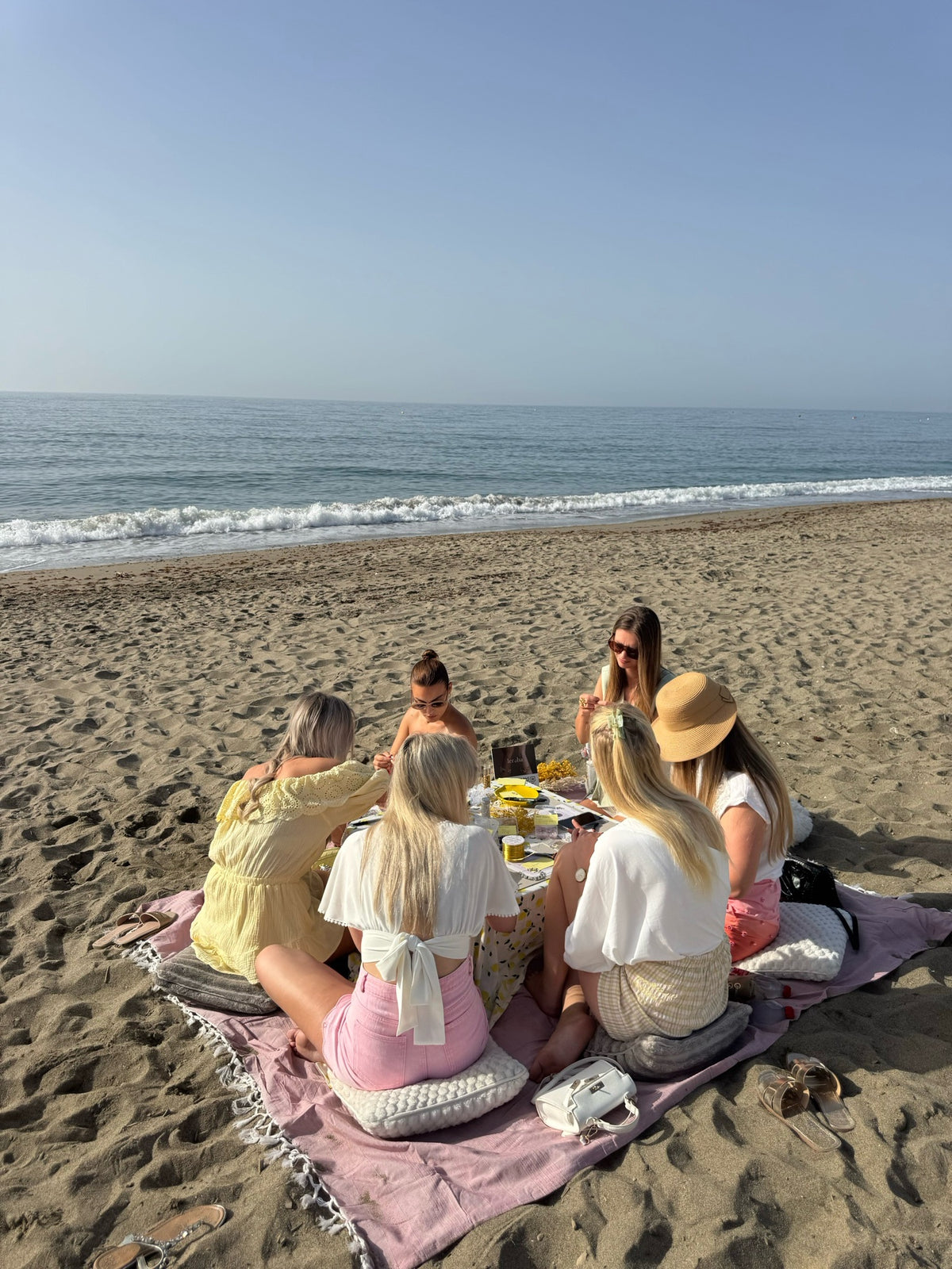 Grupo de amigas en un taller privado de Leruba en la playa